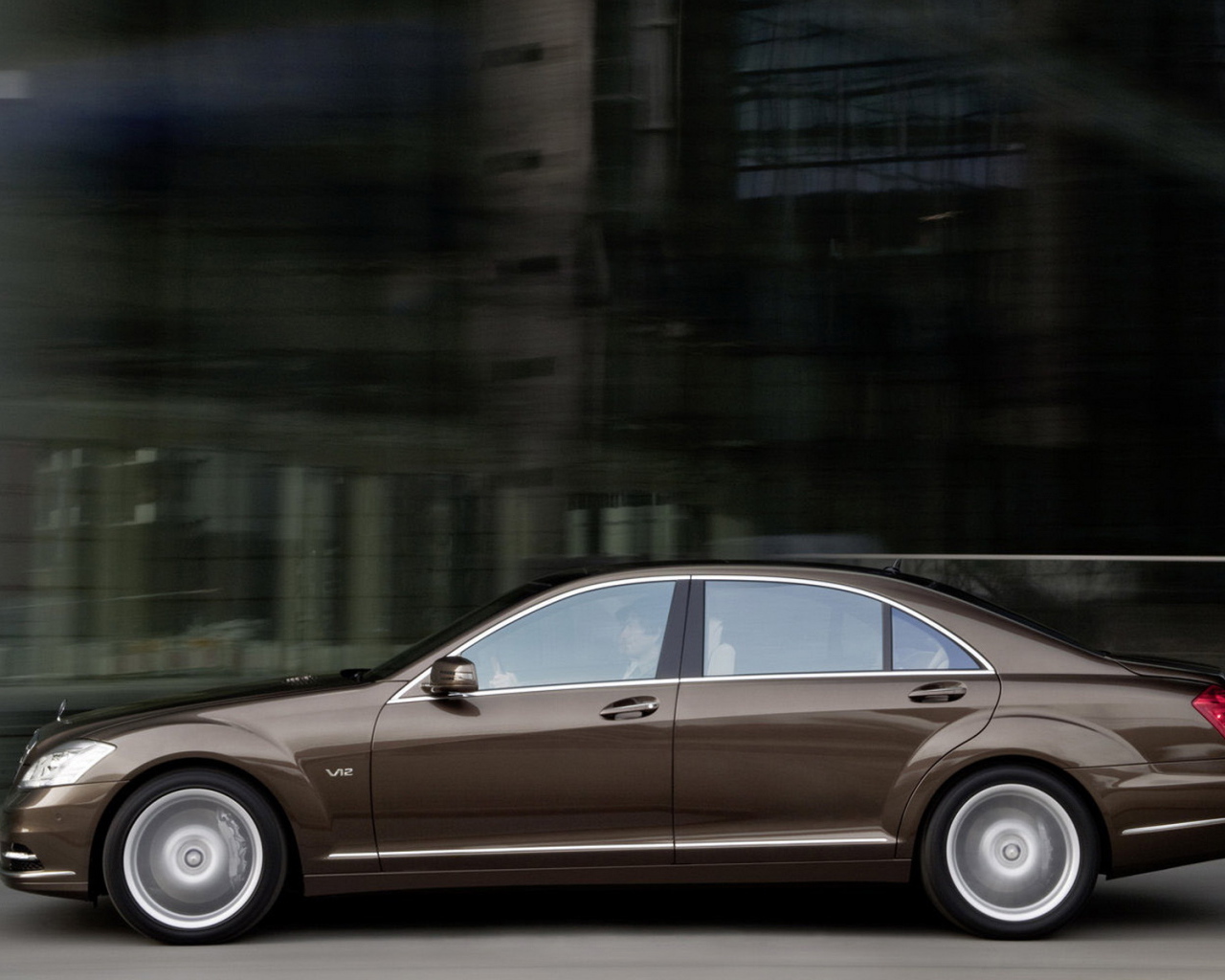 Роскошный Мерседес Бенц S класса