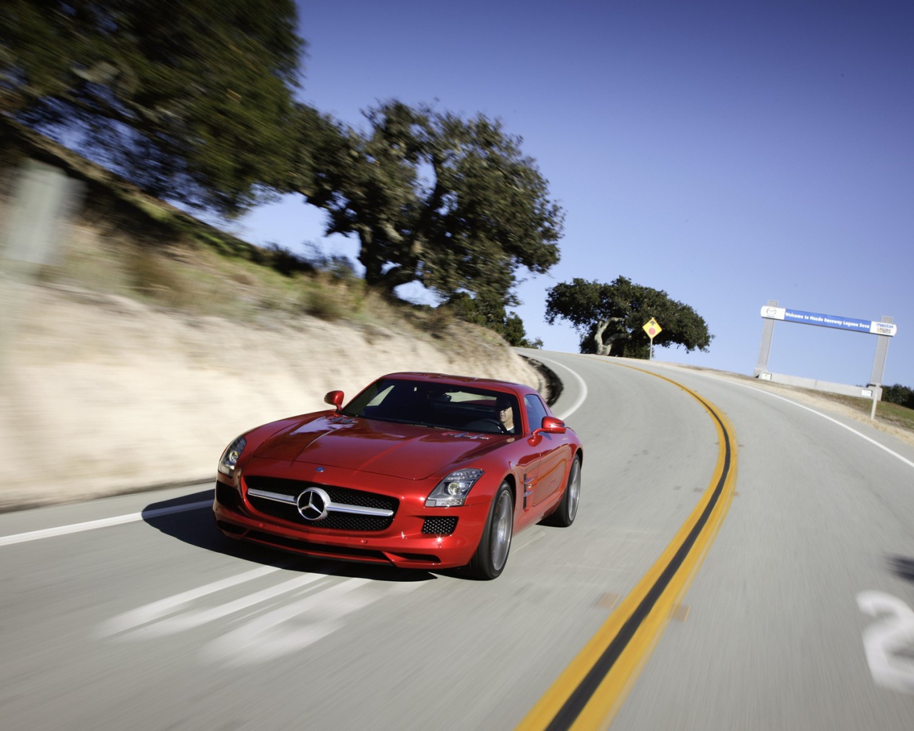 Красный Мерседес на дороге