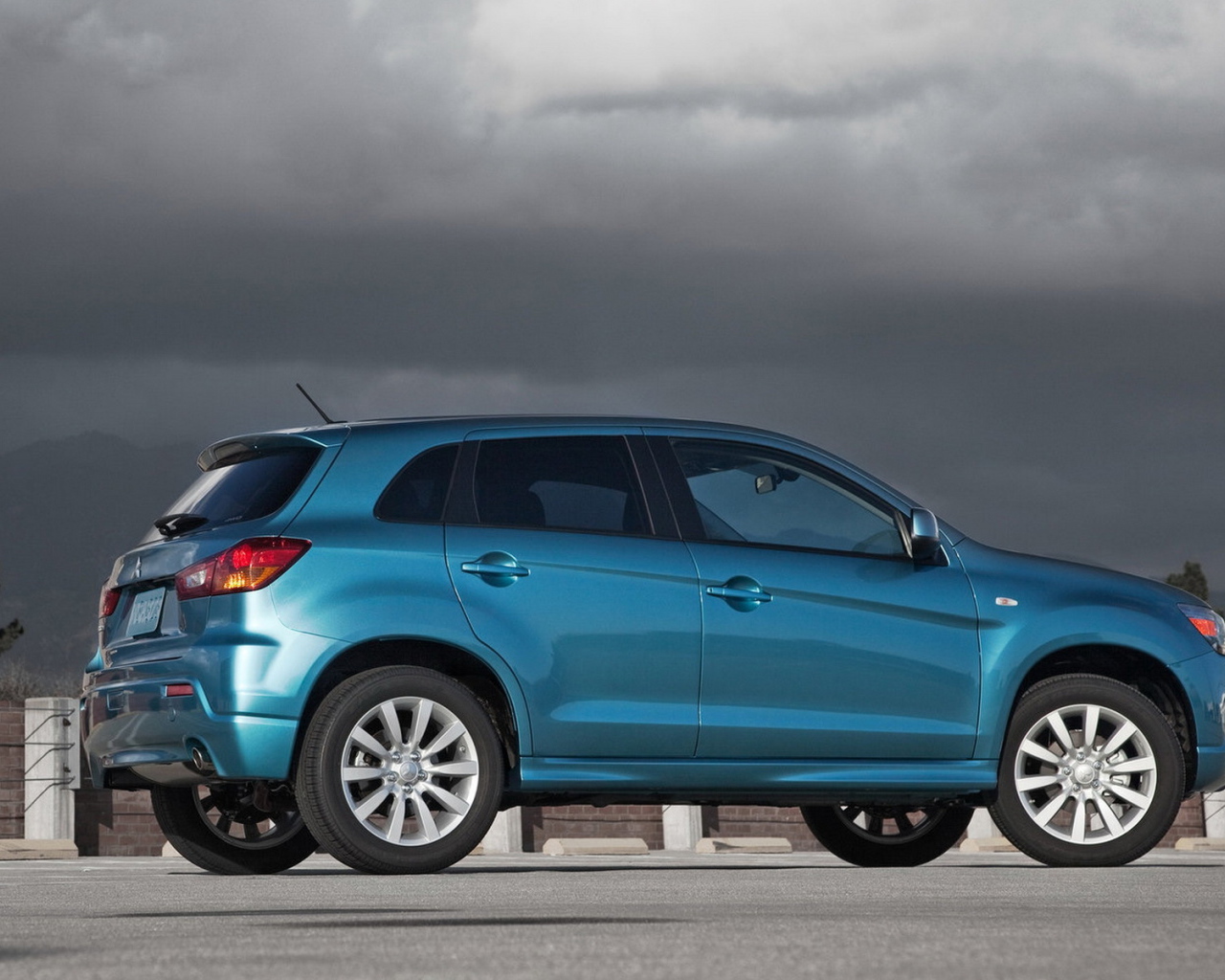 Митсубиши CUV