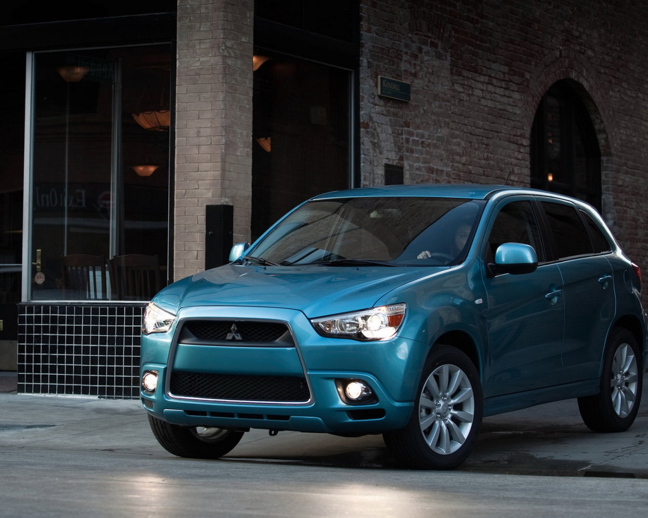 Митсубиши CUV выезжая на улицу