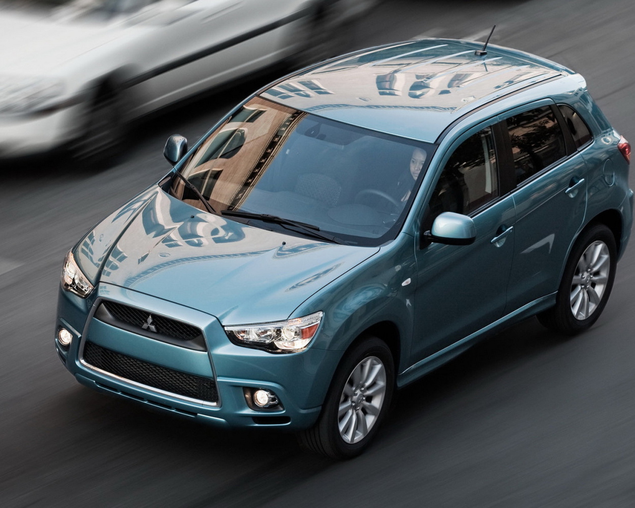 Митсубиши CUV движение по улице