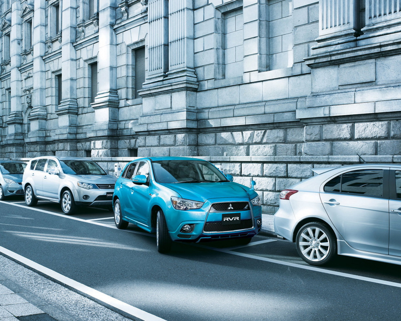 Mitsubishi RVR на паркинге