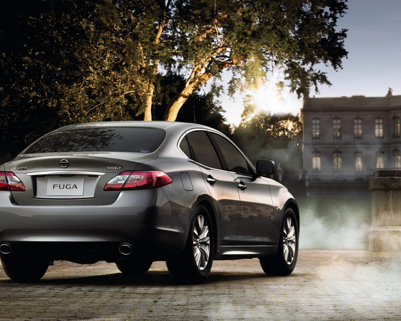 Nissan Fuga в загородном поместье