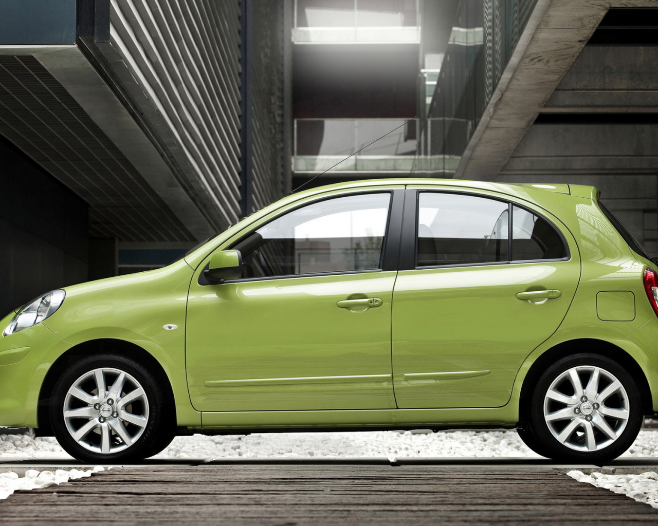 Ниссан Микра на паркинге