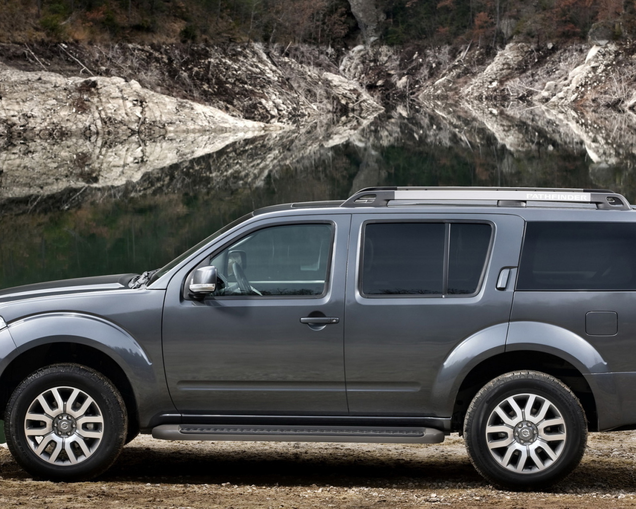 Ниссан Патфиндер возле озера