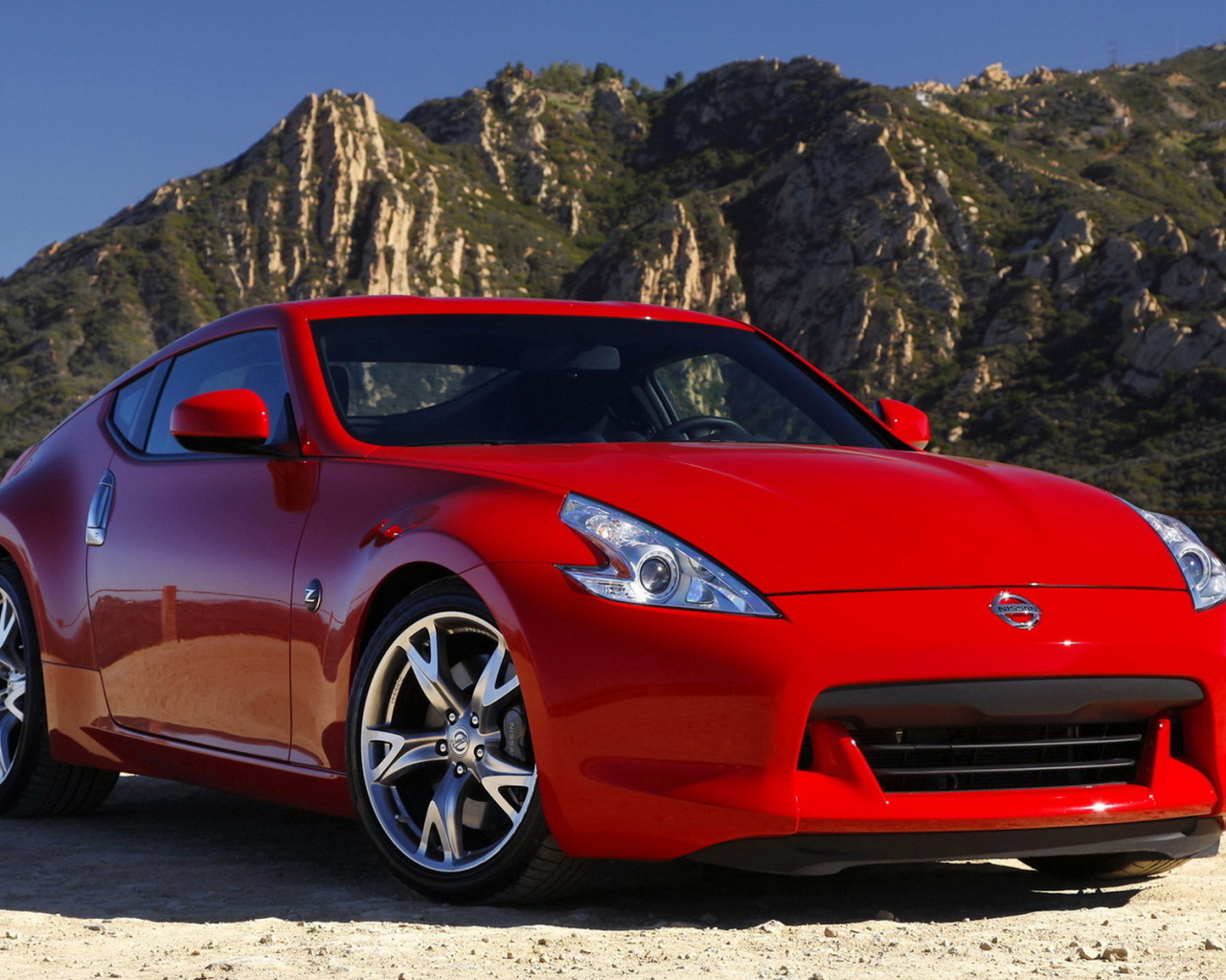 Ниссан 370z в красном кузове