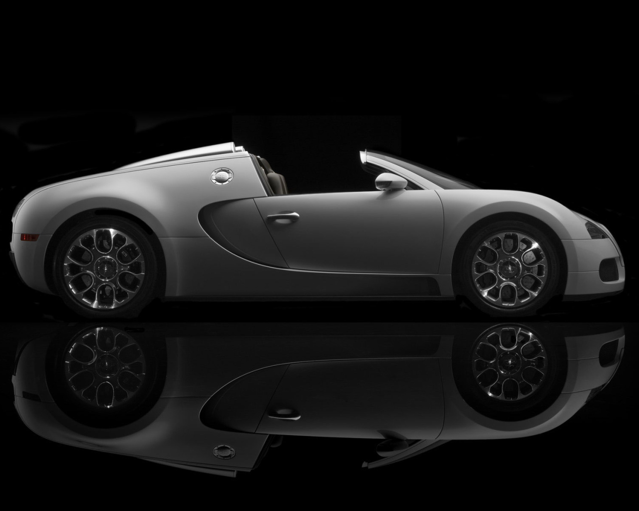 Авто на черном фоне