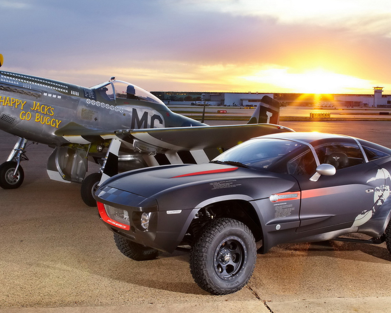 Local Motors Rally на фоне самолета