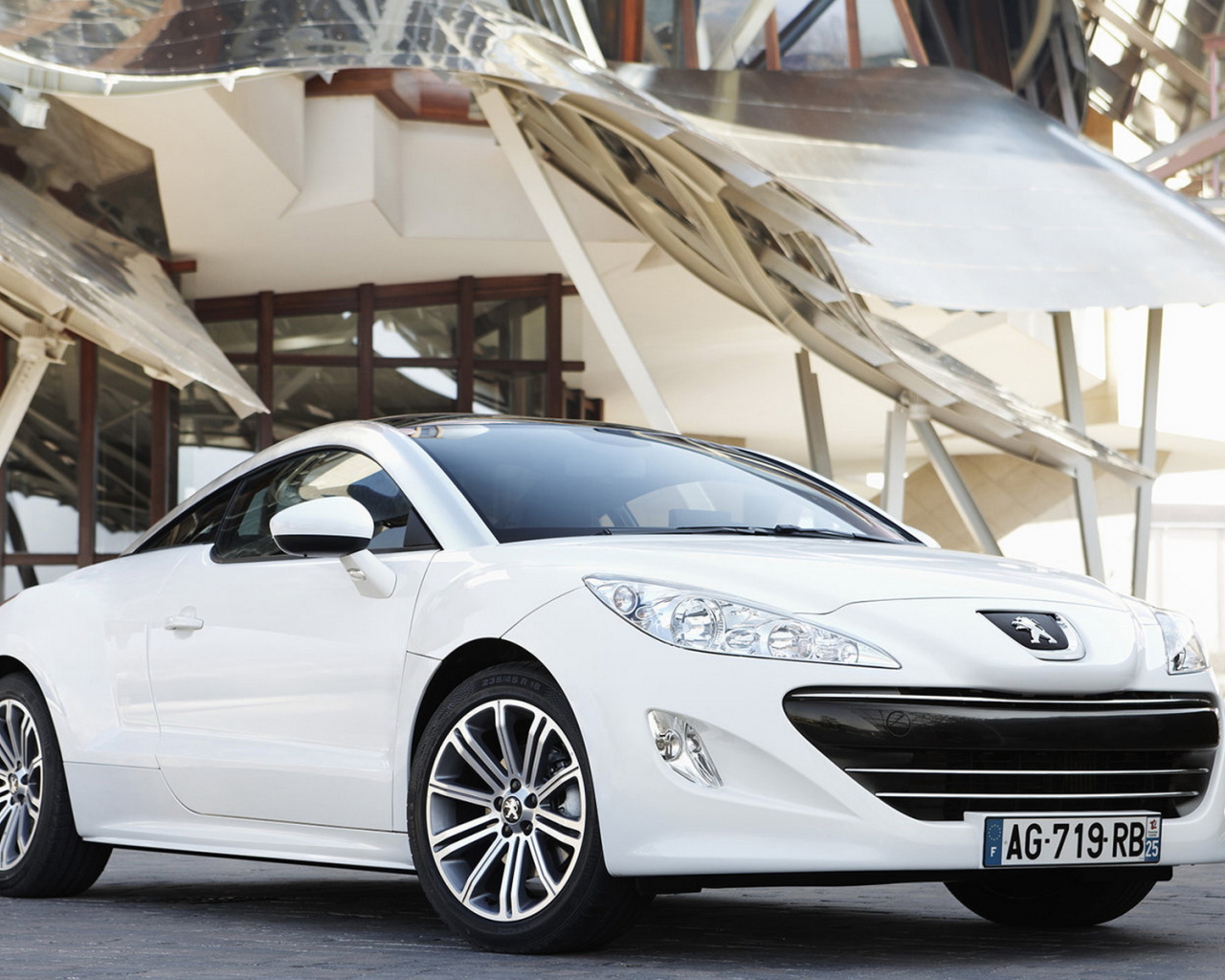 Пежо RCZ в белом цвете