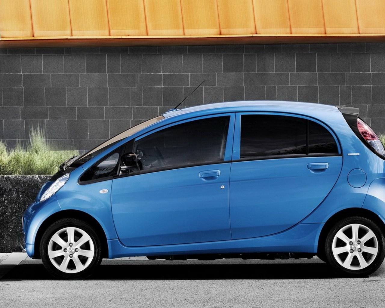 Маленький Пежо iOn 2011