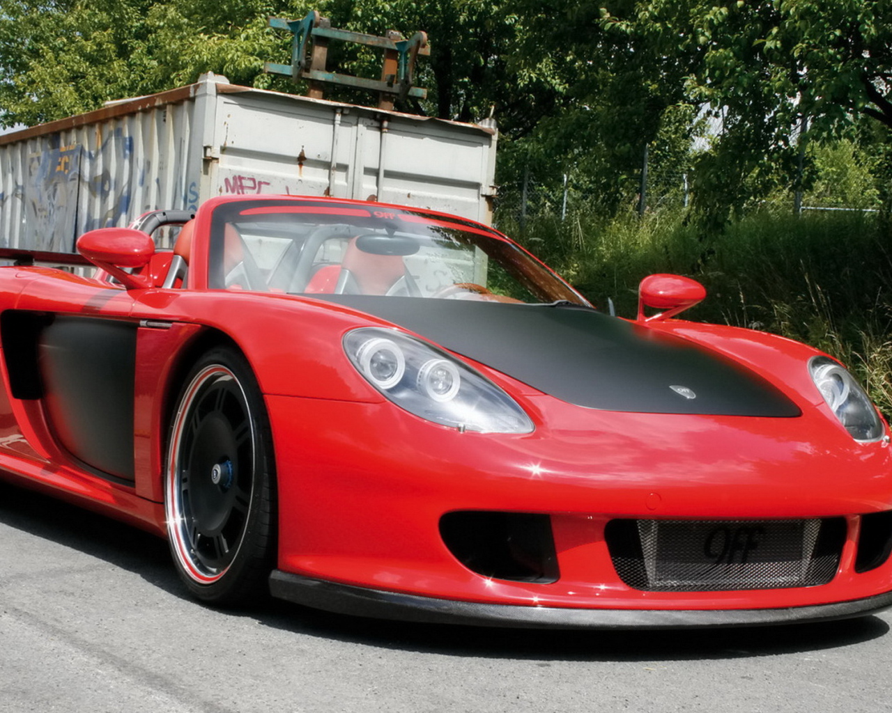 Порше ДжиТи Т900 в красном кузове