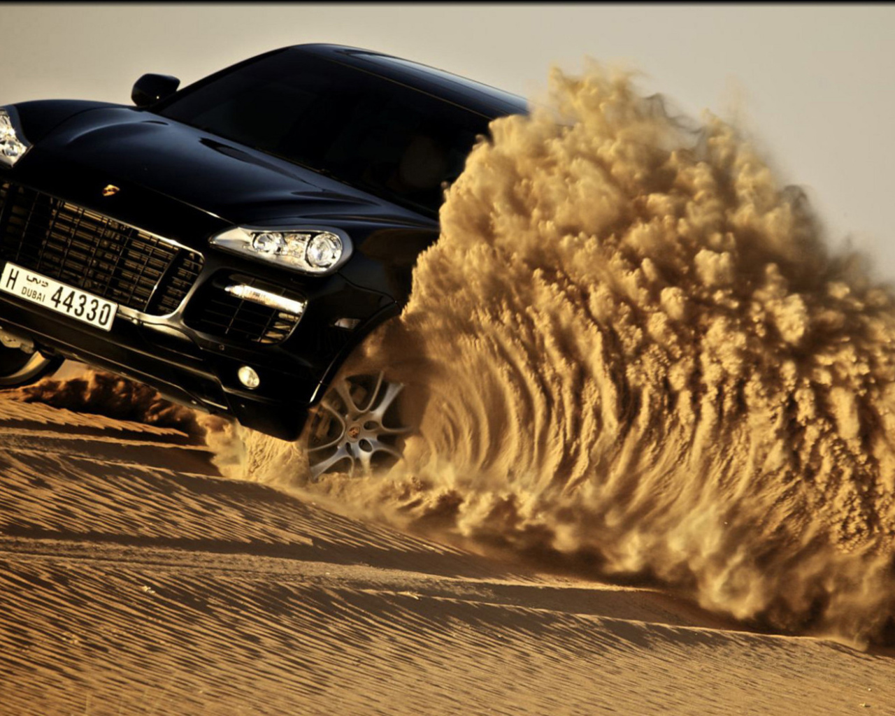 Черный Porsche Cayenne дрифт