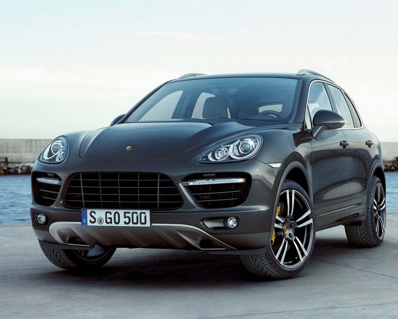 Порше Кайен на пристани