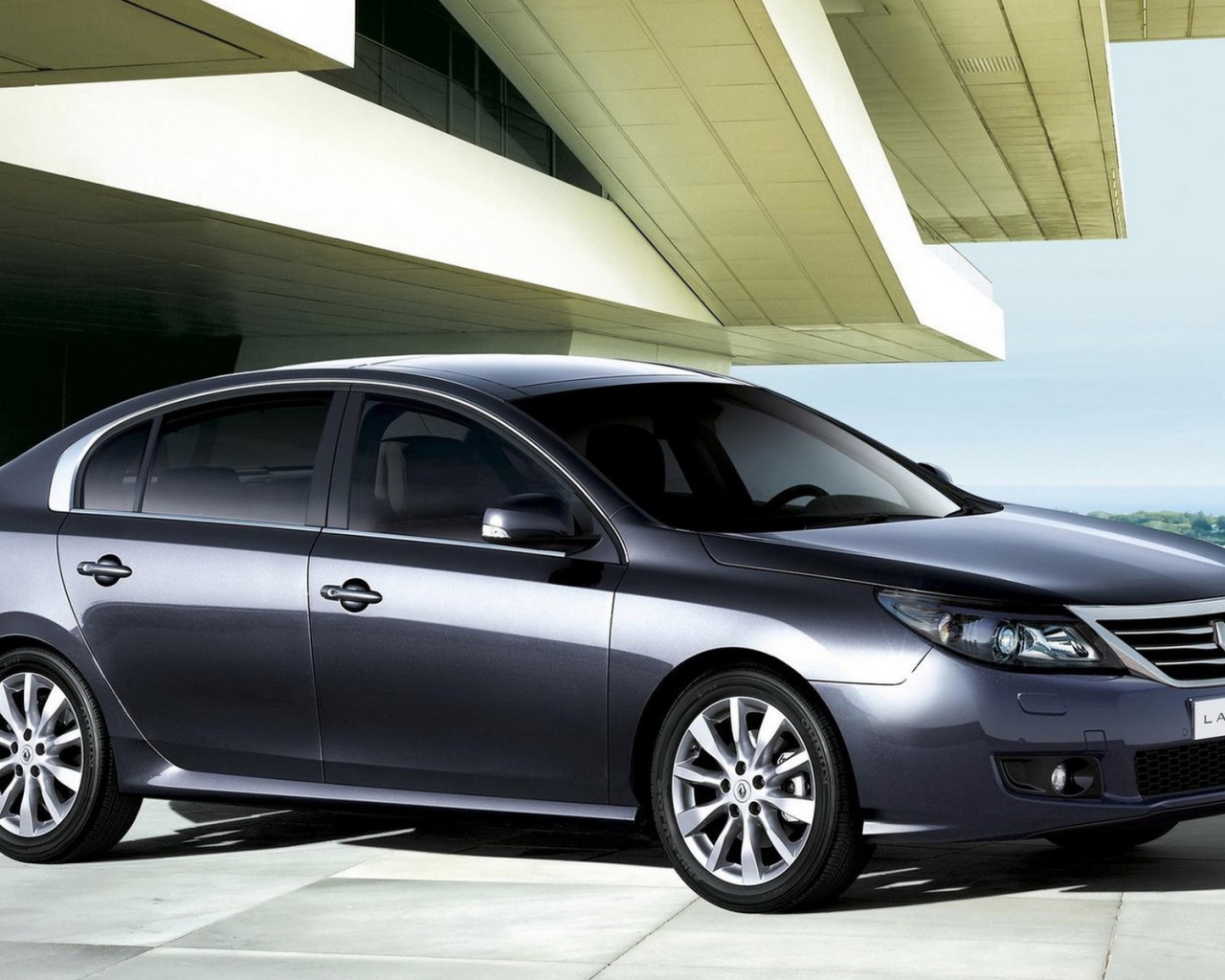 современный седан Renault-Latitude