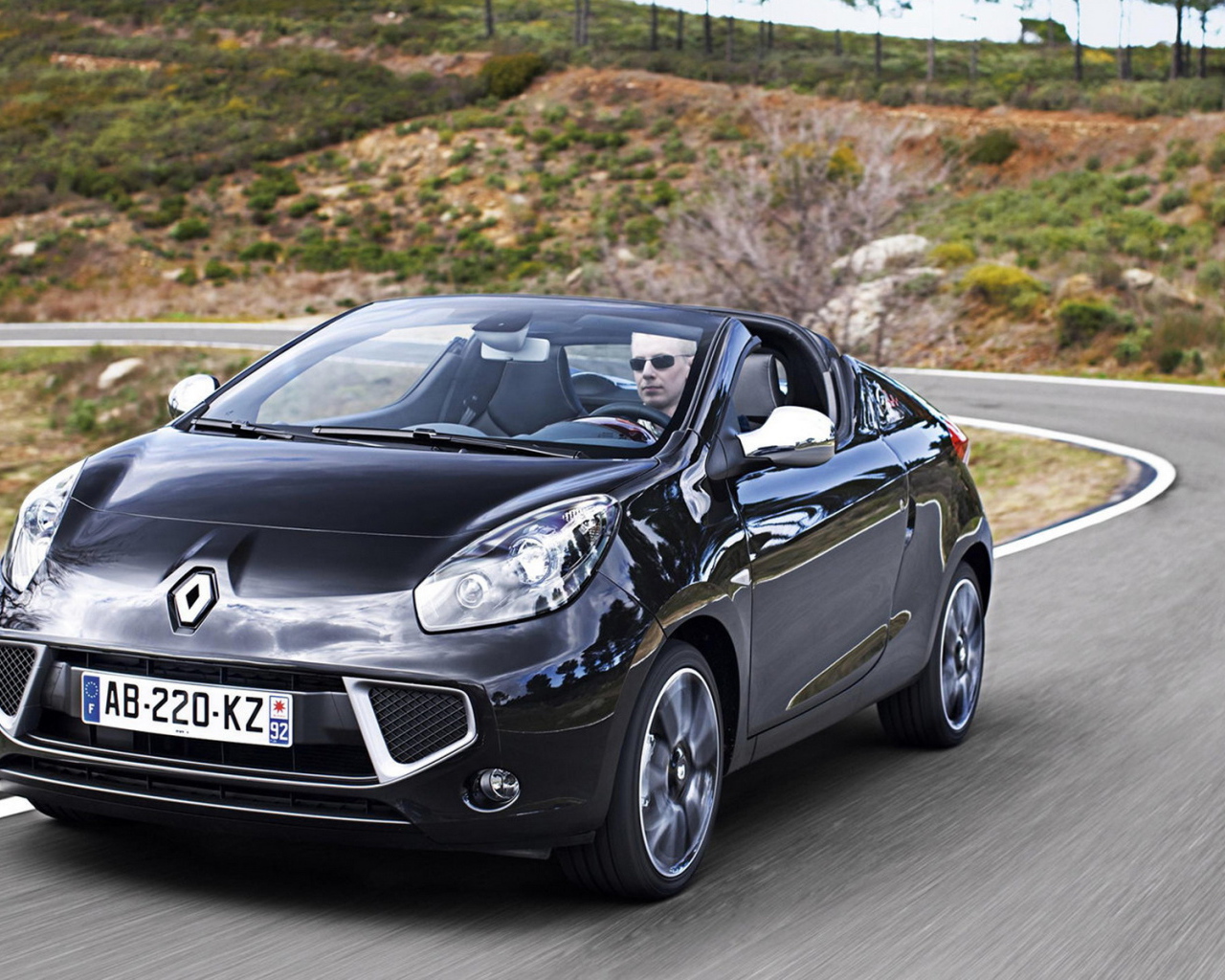 Renault Wind наслождаясь дорогой