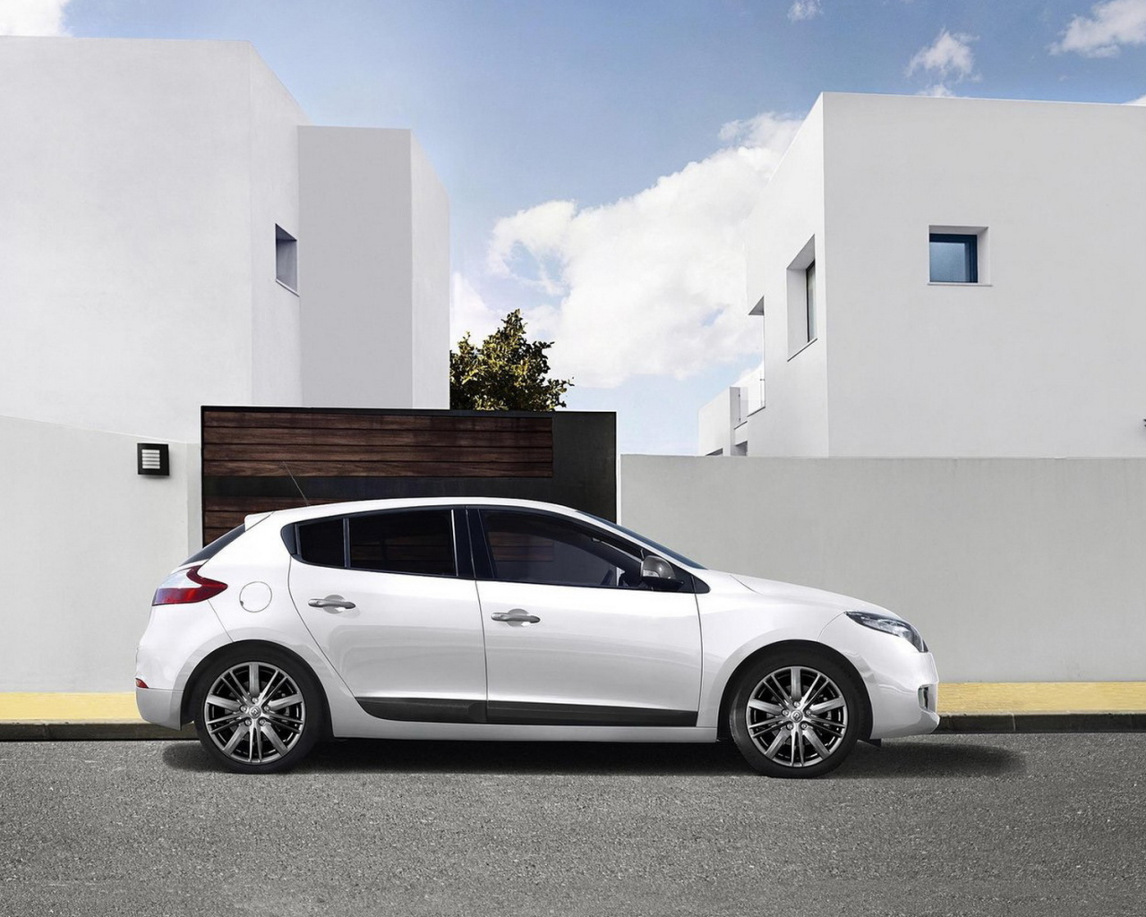 Белоснежный Рено Меган Купе