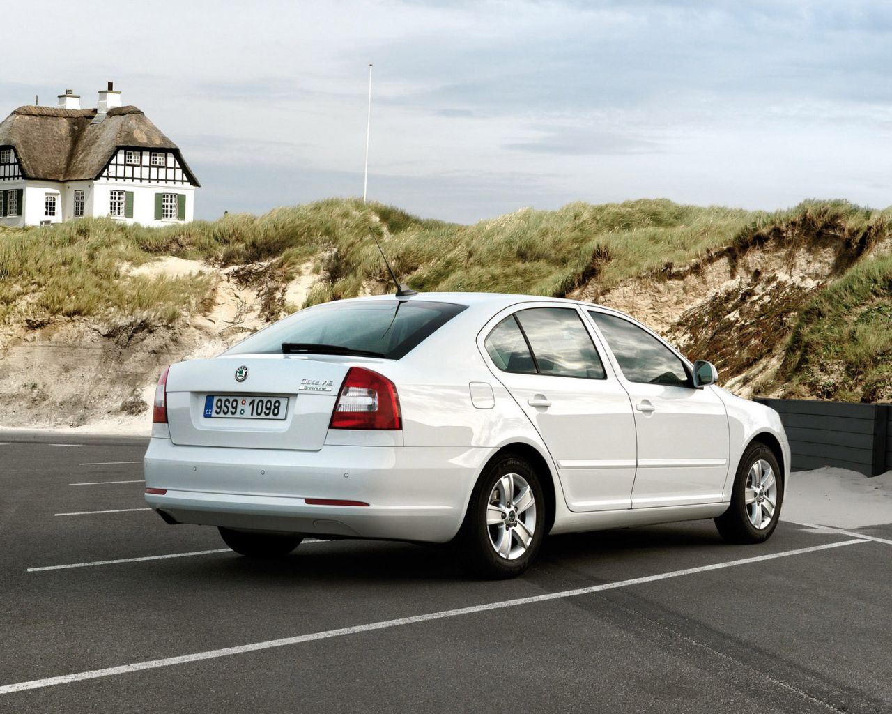 Skoda Octavia на парковке