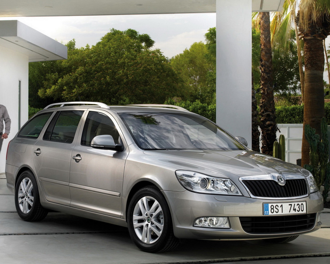 Skoda Octavia уезжая из дома