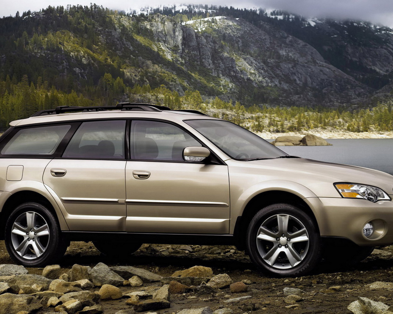 Subaru Outback около реки