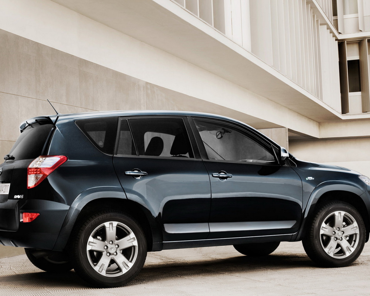 Тойота Рав 4 около здания