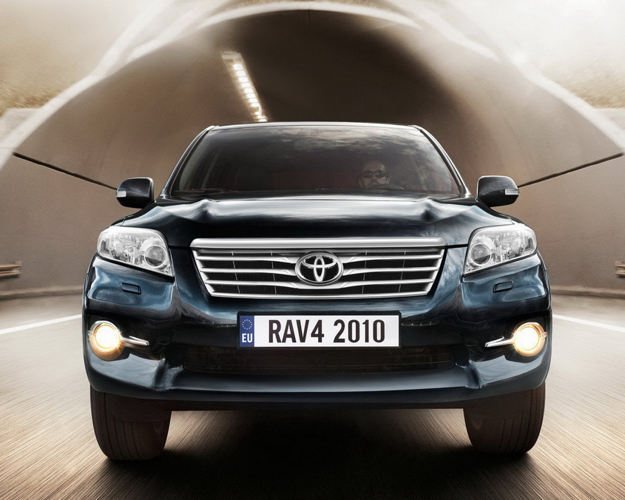 Тойота РАВ 4 выезжая из туннеля