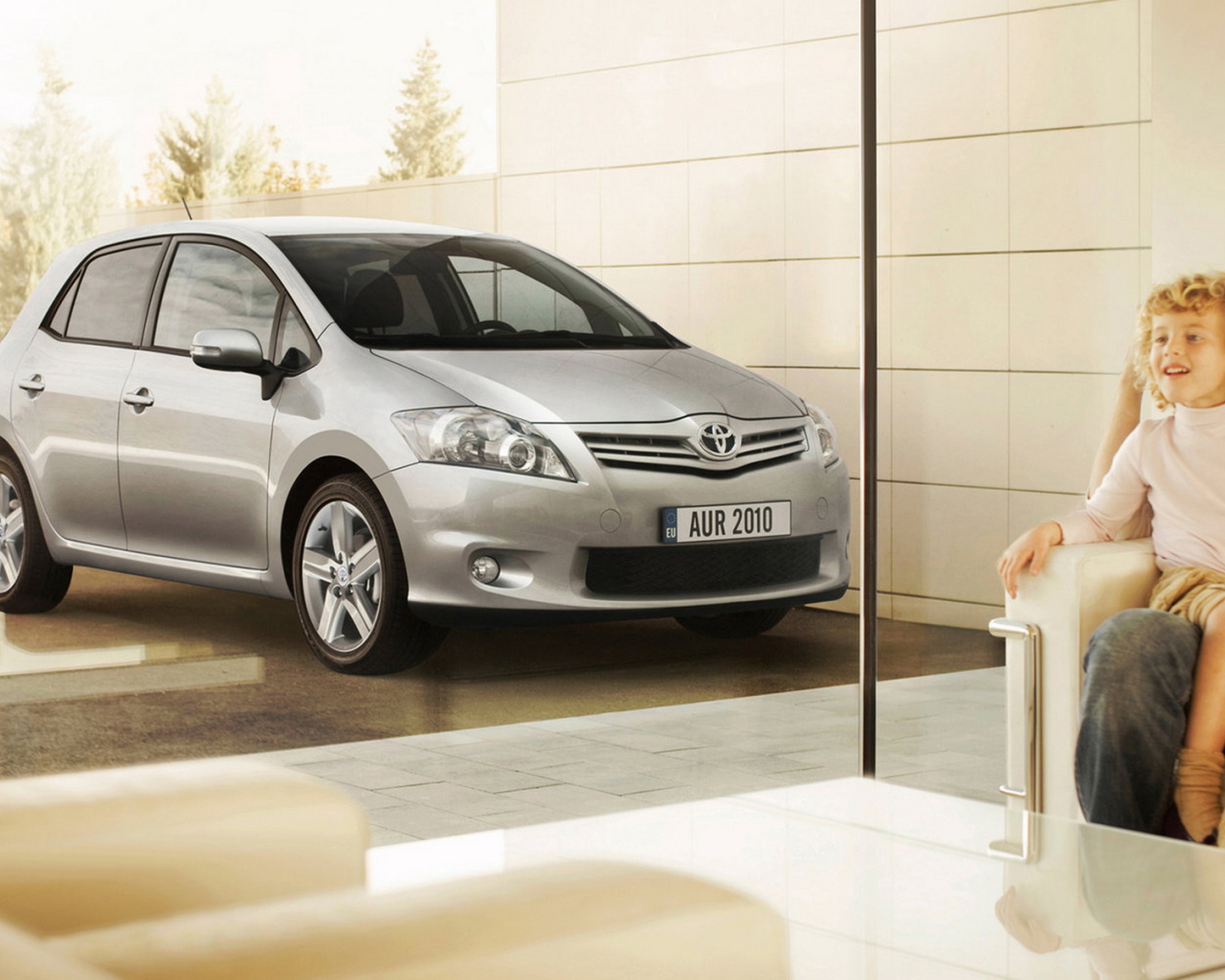 Toyota Auris возле дома