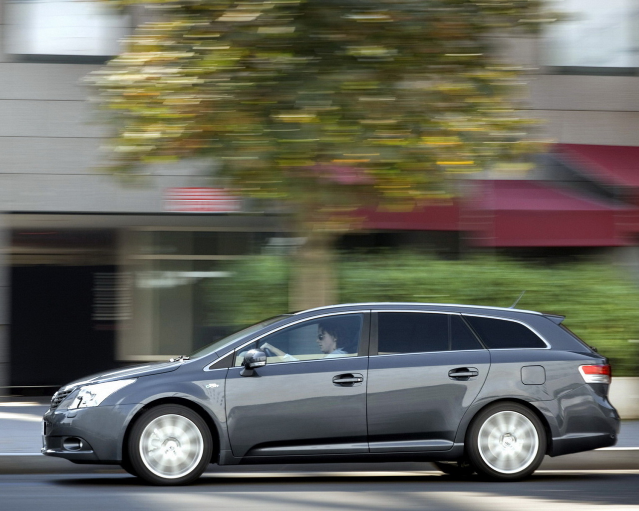 Тойота Авенсис двигаясь по улице