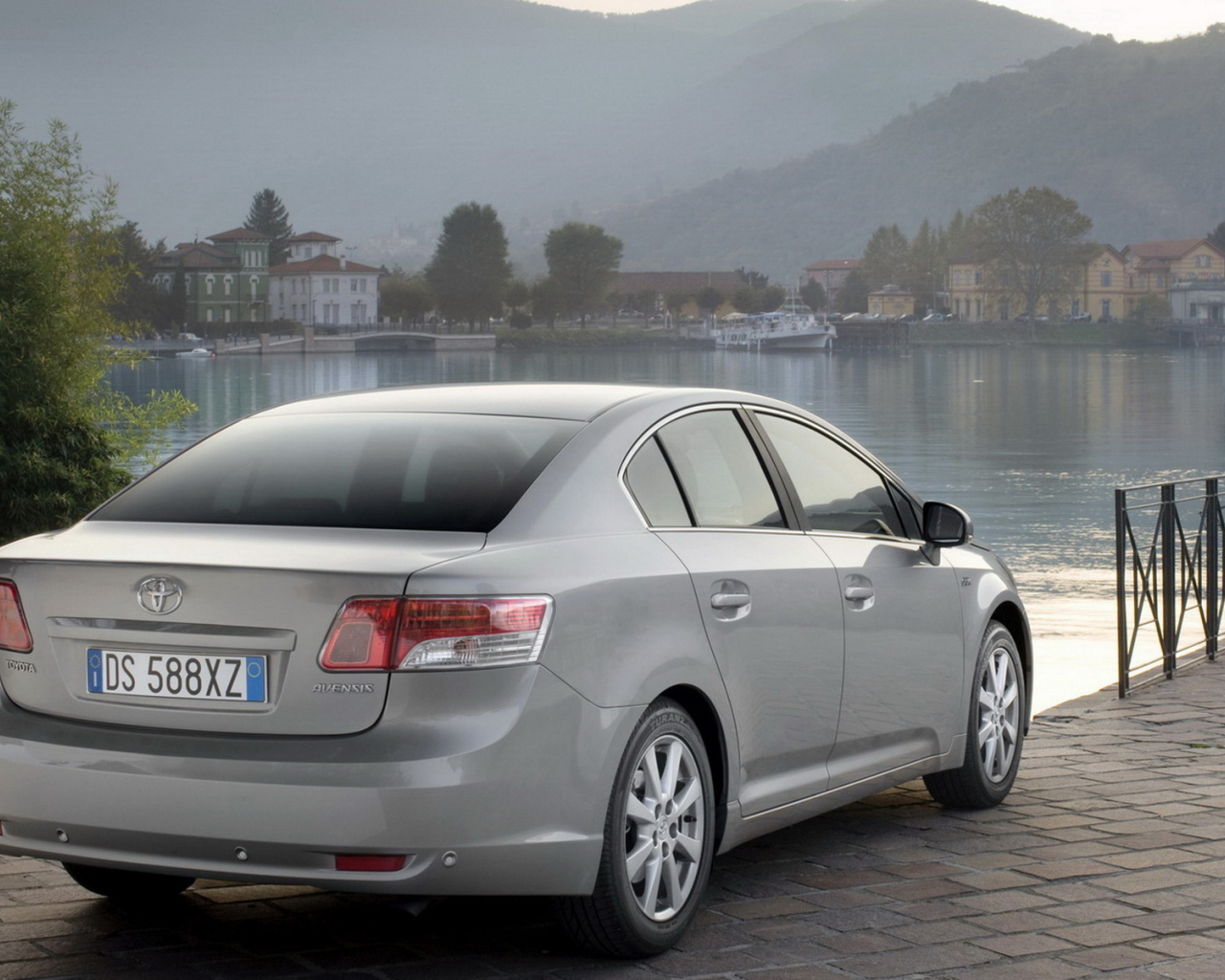 Тойота Авенсис на берегу реки