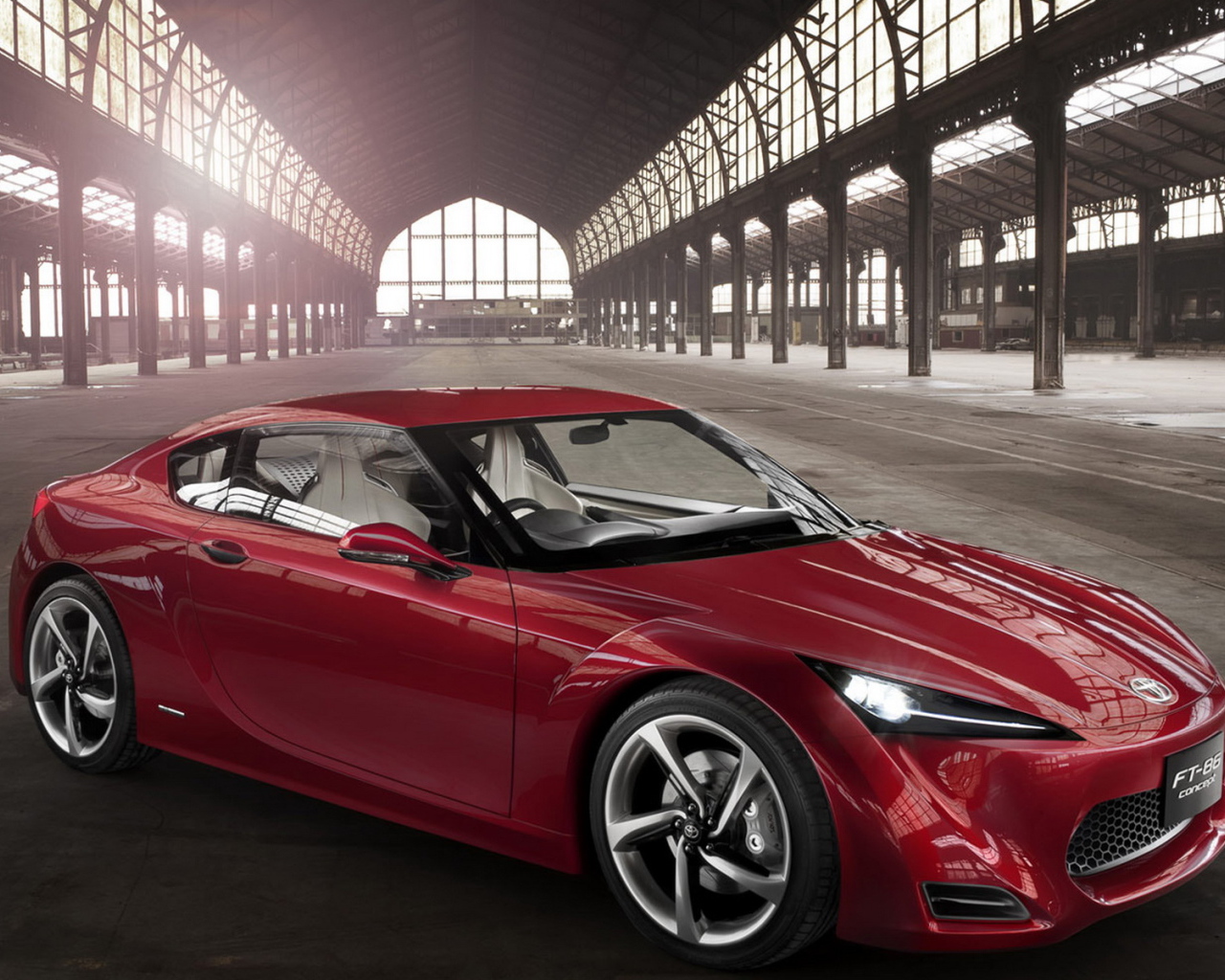 Toyota FT-86 на вокзале