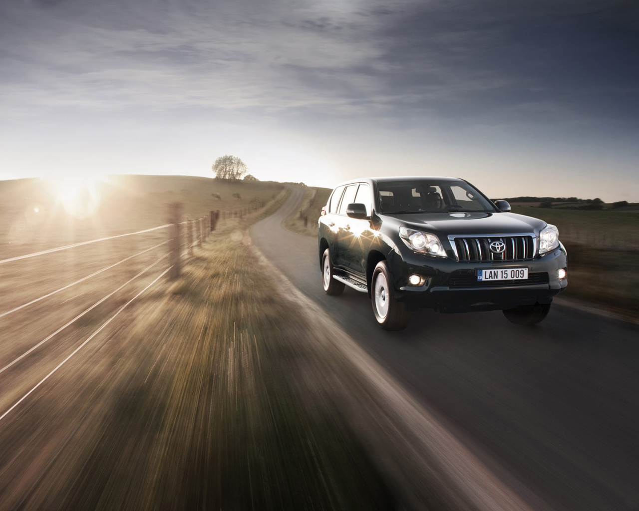 Toyota Land Cruiser на грунтовой дороге