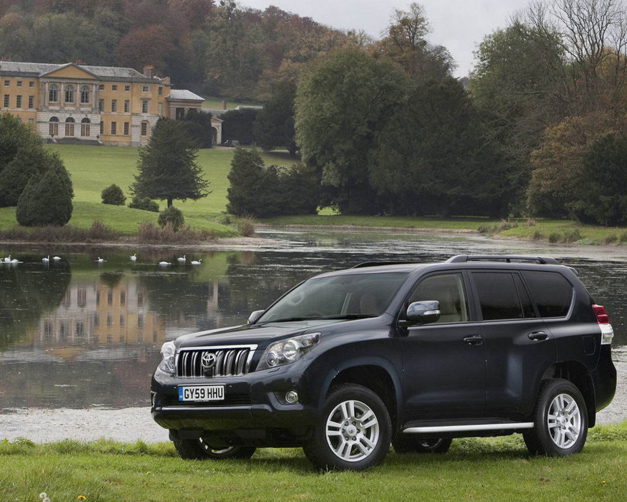 Тойота Ленд Крузер в саду