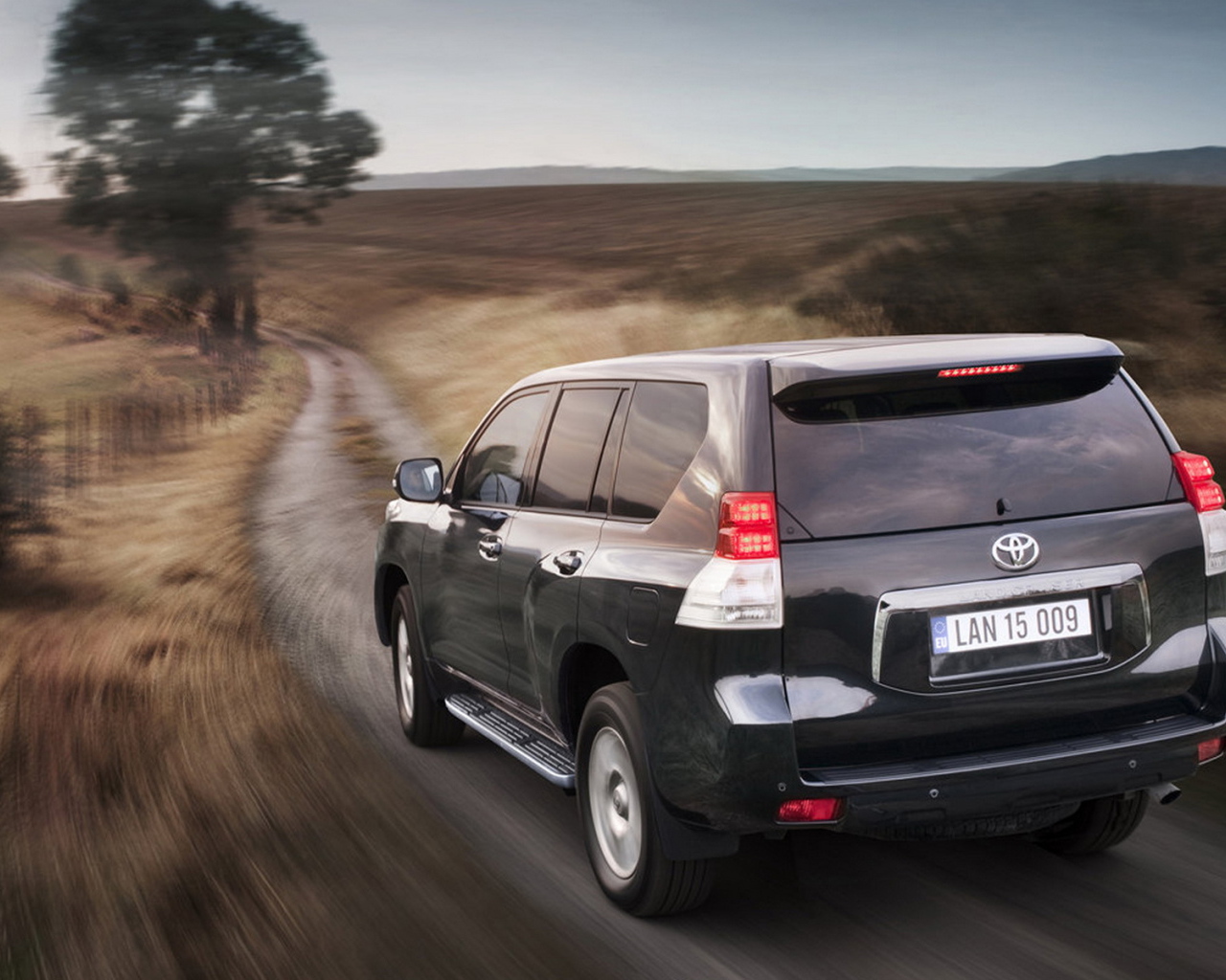 Тойота Ленд Крузер  уходя в даль
