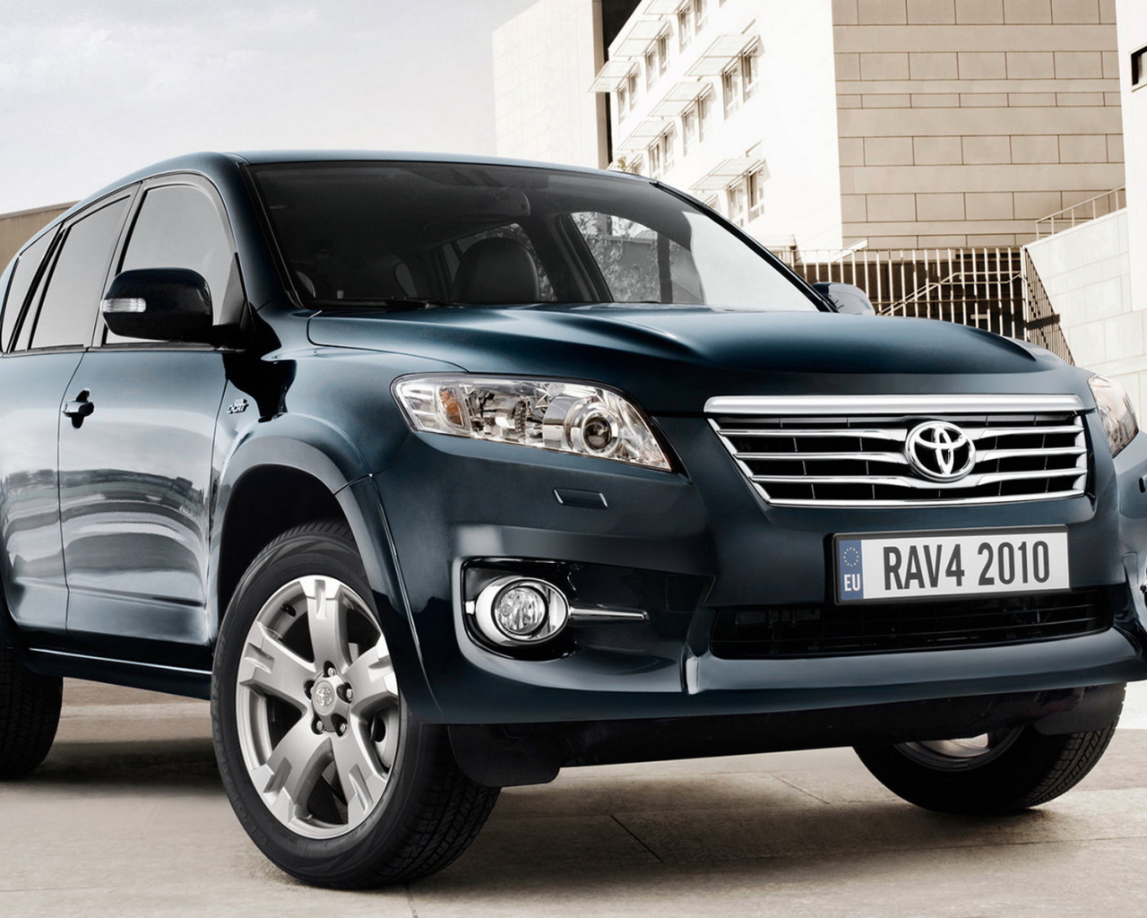 Toyota RAV4 около дома