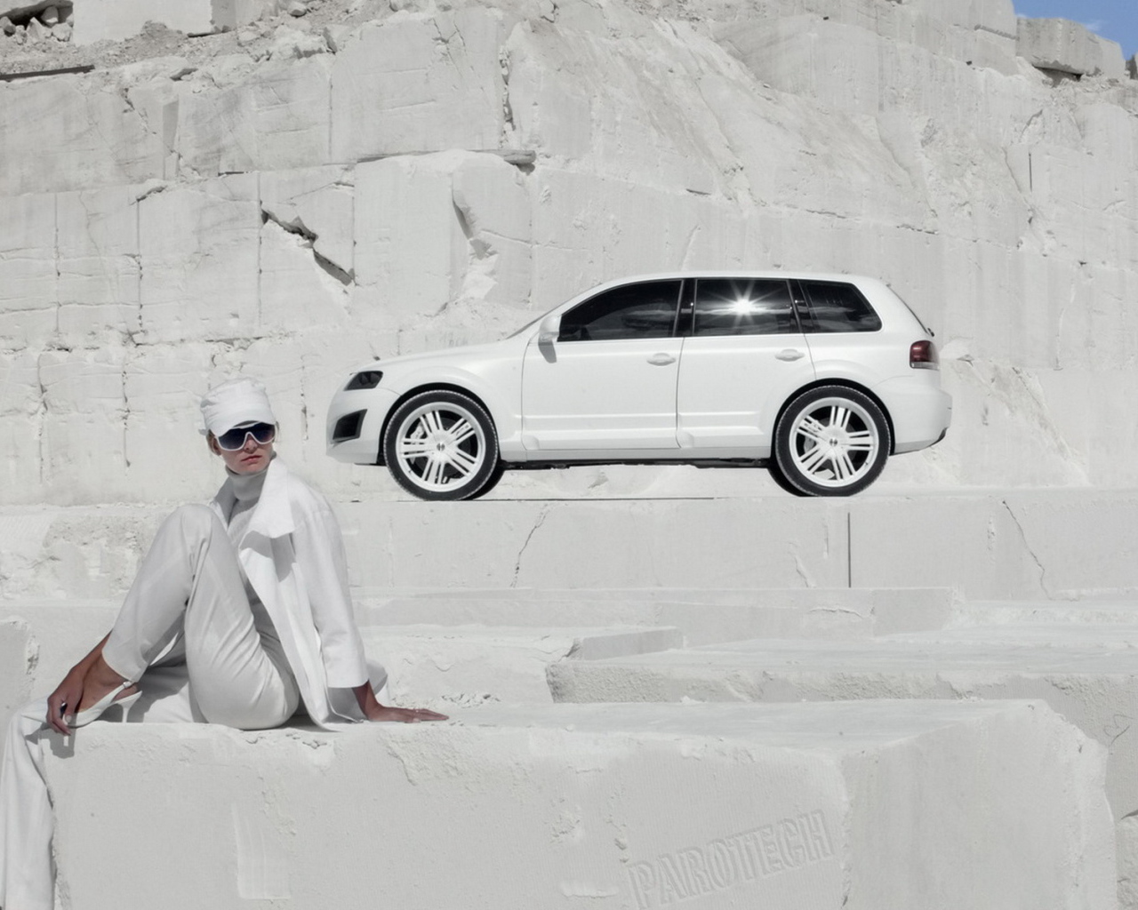 Parotech Sony Volkswagen Touareg среди каменных утесов