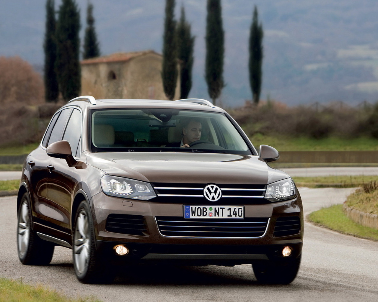 Volkswagen Touareg в пригороде