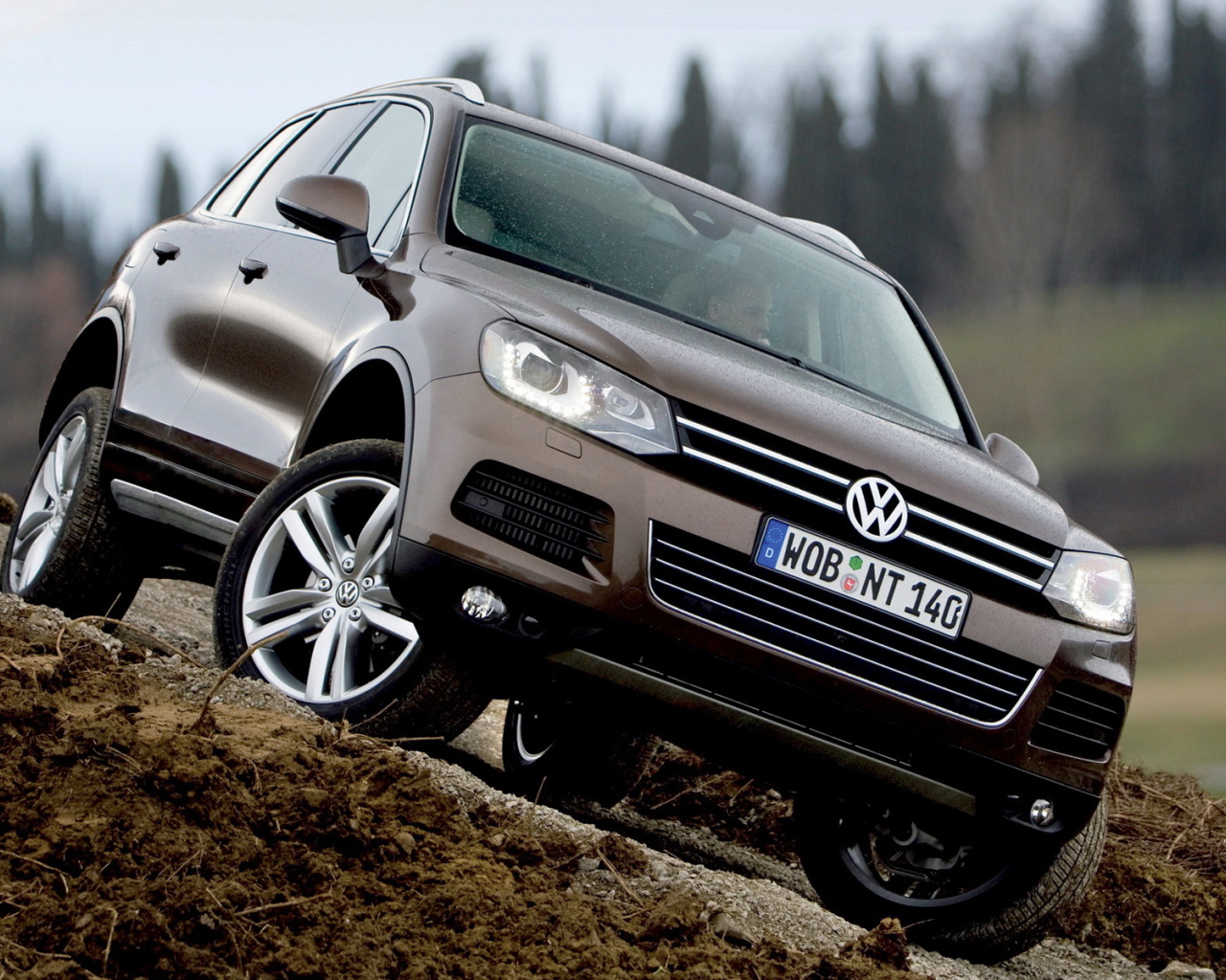 Волксваген Таурег штурмуя бездорожье