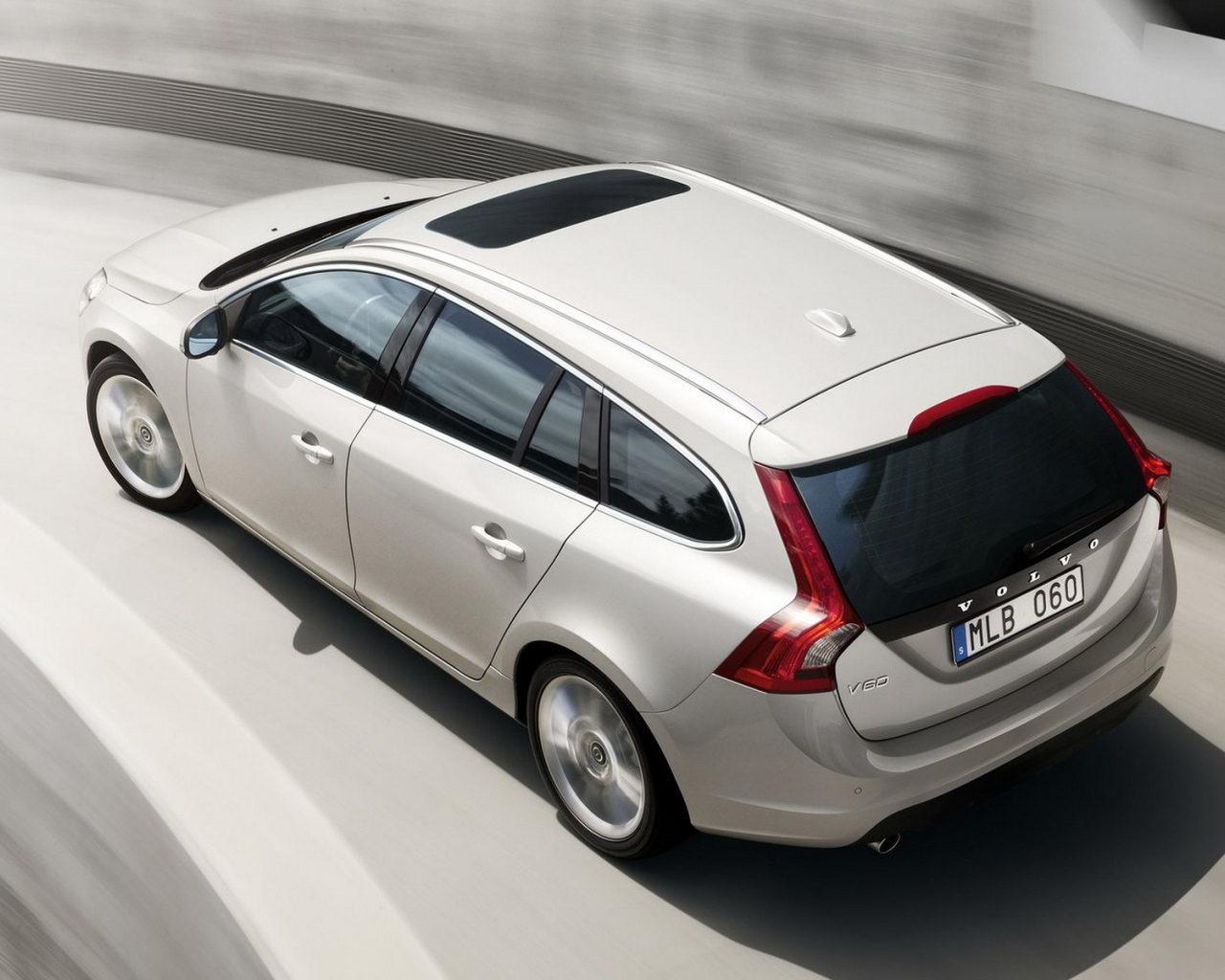 Вольво В60 - автомобиль в движении