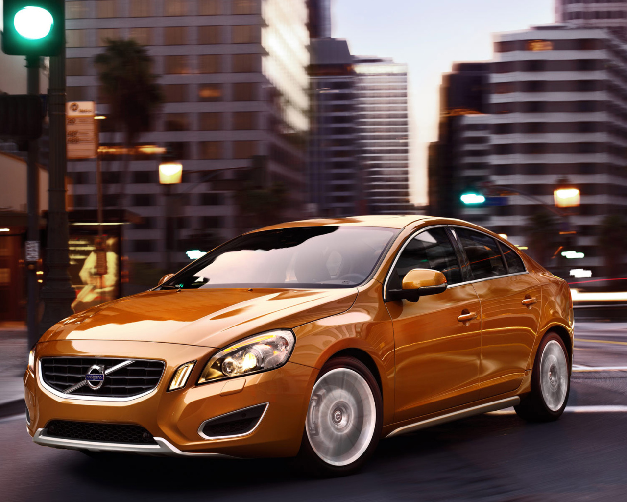 Volvo S60 среди улиц города