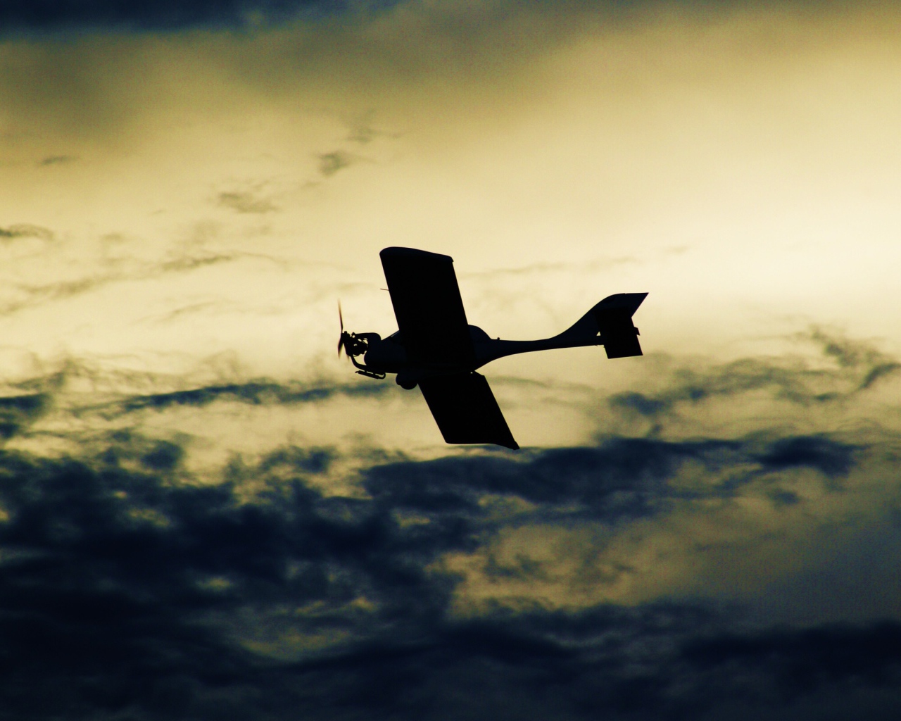 Аэроплан в небе