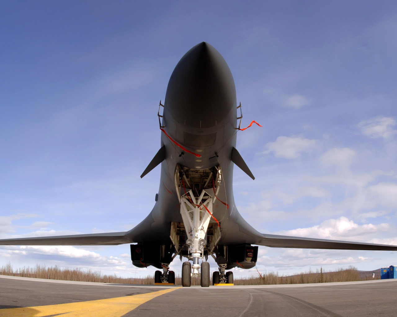 Истребитель на взлетной полосе