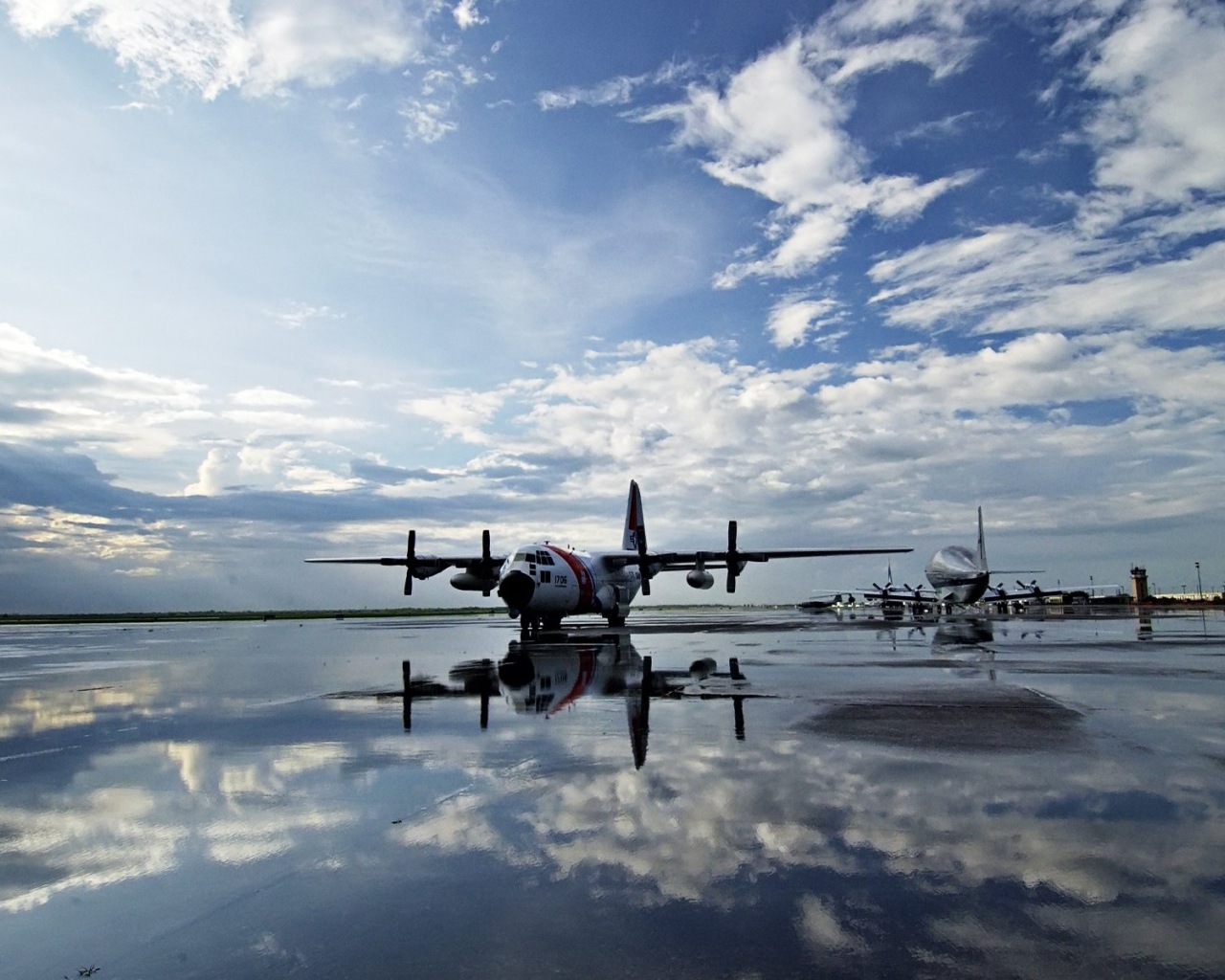 Самолеты на взлетной полосе