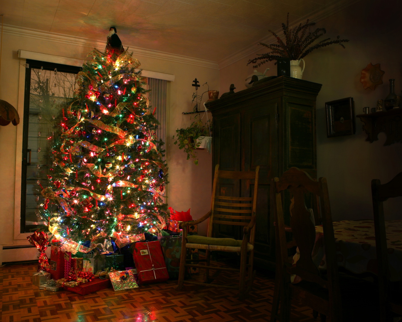 Подарки под елкой