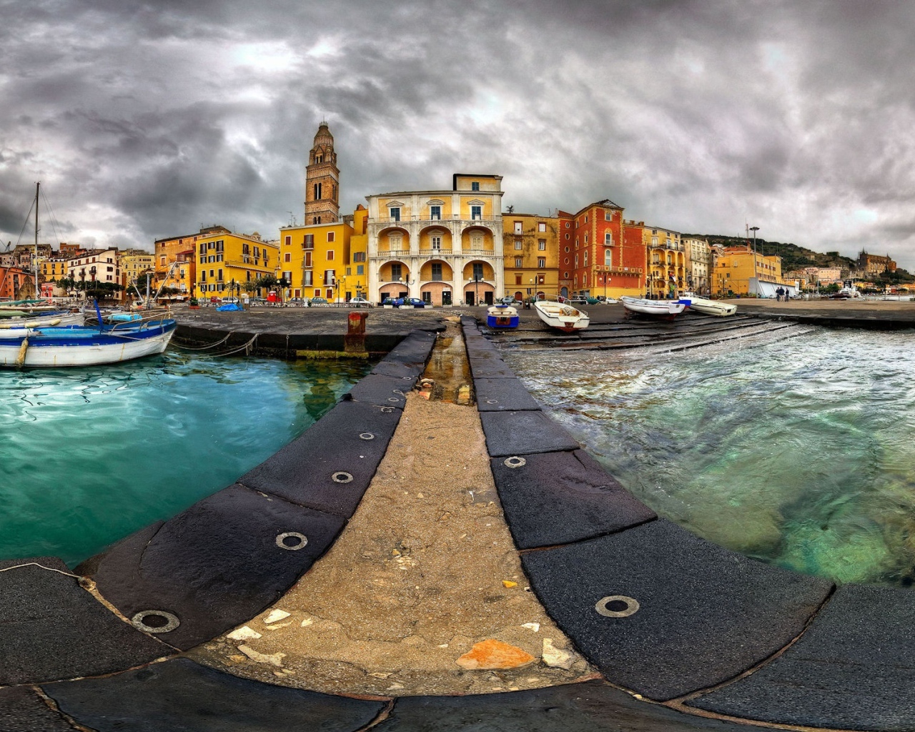 На пристани в городе