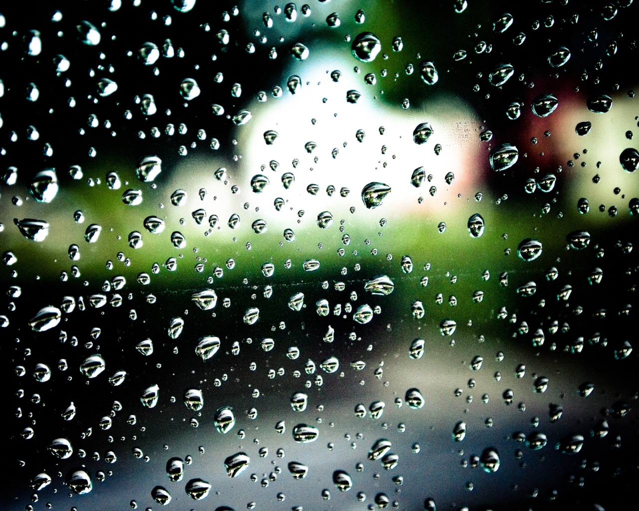 Дождевые капли на стекле