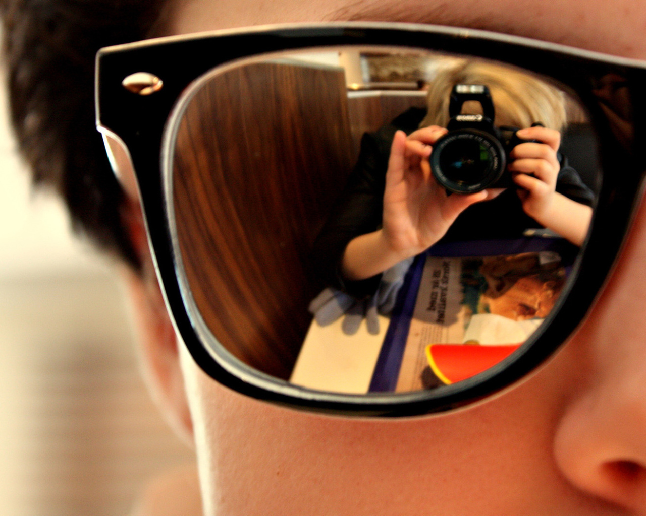 Отражение человека в очках