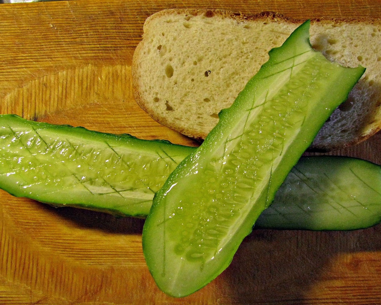 Хлеб с огурцом