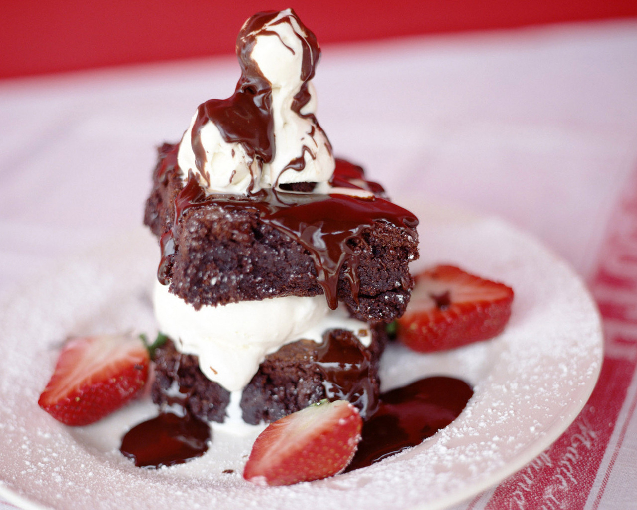 Шоколадно-клубничный десерт