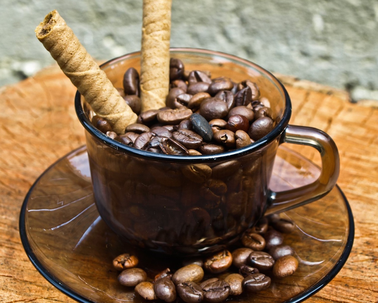 Чашка с зернами кофе