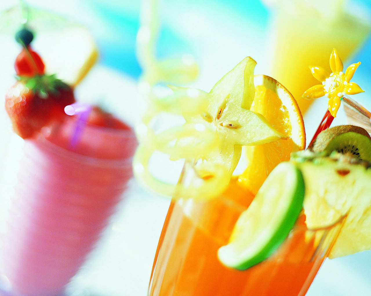 Коктейли с кусочками фруктов