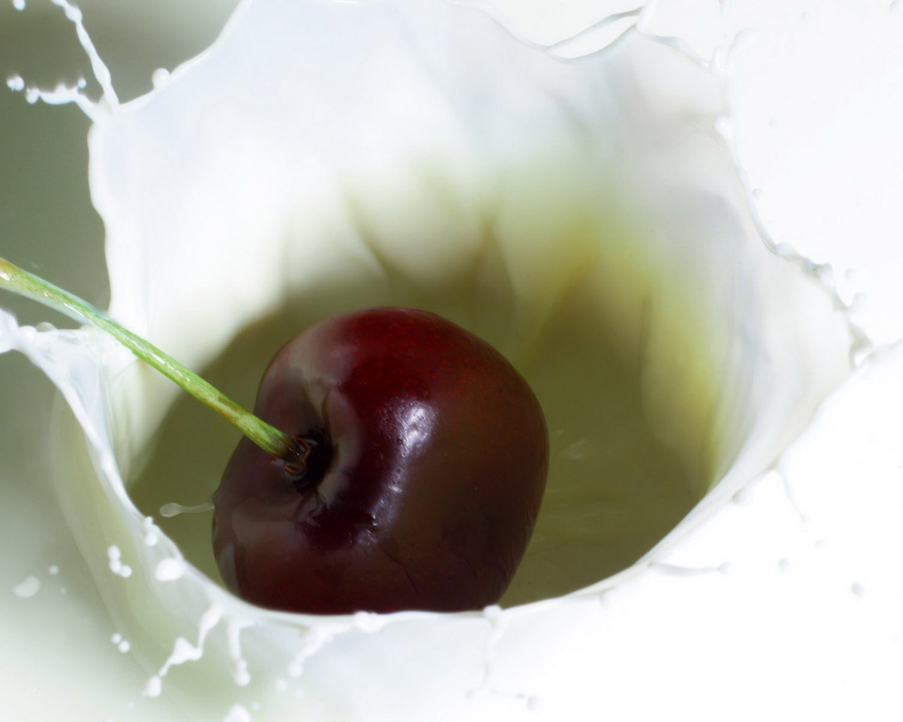 Вишня и молоко